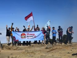 Tim Ekspedisi Saka Kencana dan Forum Genre Sukses Kibarkan Bendera Harganas di Puncak Ciremai