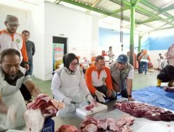 LKKS Bagikan Daging Kurban untuk Lembaga Kesejahteraan Sosial Anak dan Warga Sekitar Kantor