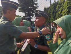 Isak Haru Warnai Tradisi Pelepasan Personil Purna Tugas