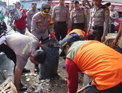 Peduli Lingkungan, Puluhan Anggota Polres Kuningan Bersihkan Sampah di Jalan dan Pasar