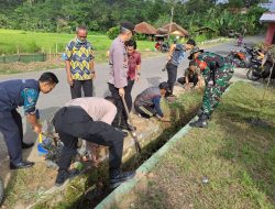 Polsek Subang Ajak Warga Lakukan Bersih Bersih di Pasar