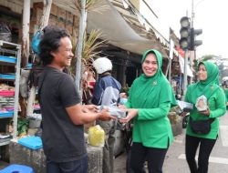 Jumat Berkah, Persit Kodim Kuningan Bagikan Ratusan Paket Snack