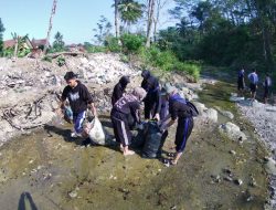 Mahasiswa KKN STKIP Muhammadiyah Ajak Warga Cipedes Opsih di Sungai