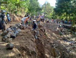 Warga Lingkung Gibug Gotong Royong Bangun Jalan