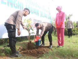 Peduli Lingkungan, Polres Kuningan Tanam Ribuan Bibit Pohon