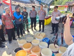 4 Bulan Kesulitan Air Bersih, Polres Kuningan Turunkan 2 Tangki Air ke Desa Cipetir