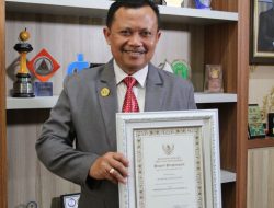 Rektor Uniku Raih Penghargaan “Kuningan Award”