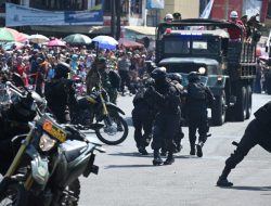 Prajurit TNI Kodim Kuningan Bebaskan “Sandera” di Karnaval