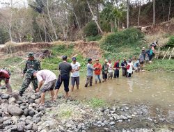 Antisipasi Musim Hujan, Babinsa dan Warga Bangun Bronjong