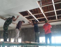 Bukti Cinta TNI Kepada Rakyat, Babinsa Bantu Warga Perbaiki Ruangan di Sekolah