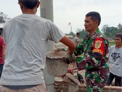 Dukung Pembangunan Wilayah Binaan, Babinsa Gandasoli Bantu Warga Cor Jalan Tani