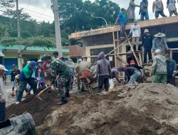 Bangun Kantor Bumdes, Babinsa bersama Warga Bantu Pengecoran