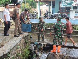 Cegah Banjir, Prajurit TNI-Polri Lakukan Aksi Bersih Bersih di Sungai Cipendeuy