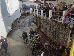 Bersama Tim Gabungan, Kodim Kuningan Bersihkan Sungai dan Pasar Tradisional