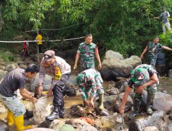 Peduli Lingkungan Bersih, TNI Polri Sisir Habis Sungai Cireumbay