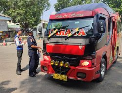 Jelang Nataru, Petugas Cek Kelaikan Kendaraan di Indramayu