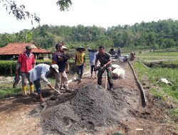 Hadir Ditengah Kesulitan Masyarakat, Babinsa Bantu Warga Cor Jalan