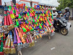 Malam Tahun Baru, Berkah Bagi Para Pedagang Terompet