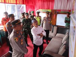 Jelang Malam Pergantian Tahun, Pj Bupati dan Forkopimda Kuningan Kunjungi Pospam Nataru