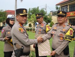 Kapolresta Cirebon Berikan Penghargaan kepada Tiga Kapolsek yang Meraih Kinerja Terbaik