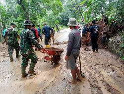 Prajurit TNI Sigap Bantu Warga Japara Bersihkan Tanah Longsor