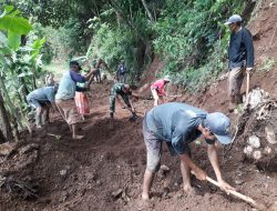 Tanah Longsor Tutupi Badan Jalan, Anggota Koramil Kadugede Tanggap Bencana