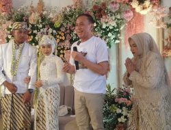 Caleg Iwan Bule Beri Kejutan ke Pengantin di Citangtu