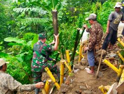 Roboh Diterjang Longsor, Anggota TNI Turun Tangan Bantu Warga Perbaiki TPT