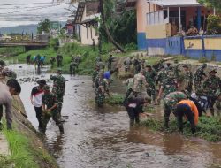 Cegah Banjir, Dandim Kuningan Ajak Warga dan Instansi Bersihkan Sungai Surakatiga