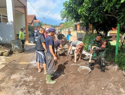 Kedekatan Babinsa dengan Warga Dalam Kerja Bakti Pengecoran Jalan