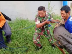 Babinsa Bantu Warga Evakuasi Mayat Tanpa Identitas di Pintu Air Bendungan Cikeusik