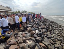 Menko Perekonomian Tinjau Tanggul Pantai Di Eretan Indramayu