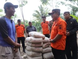 Rumah Warga Cipicung Ambruk Terkena Petir, Pemkab Kuningan Salurkan Bantuan