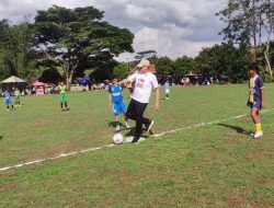 Peduli Sepak Bola, Iwan Bule Main Bola dengan Ratusan Anak SSB se-Kabupaten Kuningan