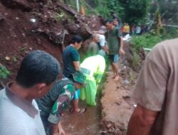 Bantu Warga Bersihkan Material Longsor, Danramil: Babinsa Harus Menjadi Motor Penggerak