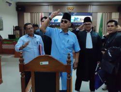 Panji Gumilang Gunakan Pakaian Biru Muda Dan Acungkan Dua Jari Di Sidang Lanjutan Penistaan Agama