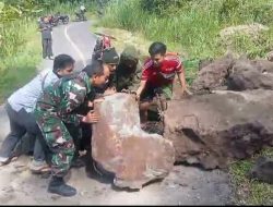 Babinsa dan Warga Kiara Lawang Evakuasi Tebing Batu Yang Longsor