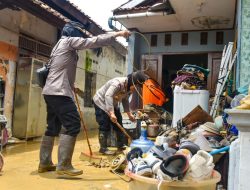 Polresta Cirebon Gelar Kerja Bakti Bantu Warga Bersihkan Lumpur Pasca Banjir