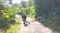 Babinsa Bersama Warga Cilebak Lakukan Pembersihan di Jalan Perbatasan Kecamatan