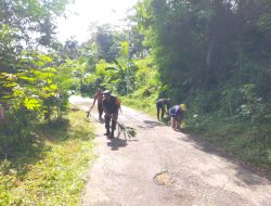 Babinsa Bersama Warga Cilebak Lakukan Pembersihan di Jalan Perbatasan Kecamatan