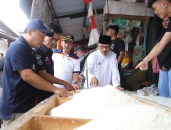 Pastikan Ketersediaan Pangan, Pj Bupati dan Forkopimda Kuningan Terjun ke Pasar