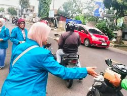 Emak Emak Kampus UMKM Kuningan Bagikan Ratusan Dus Takjil di Taman Cirendang