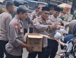 Polsek Kesambi Bagikan Ratusan Takjil Kepada Masyarakat