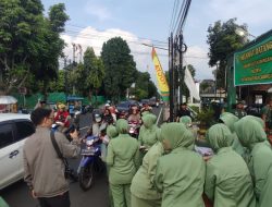 Puluhan Istri Tentara Turun Ke Jalan, Ratusan Paket Takjil Ludes Dalam Sekejap