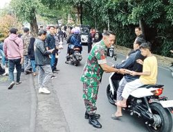 Prajurit TNI Koramil Pancalang dan Paguyuban Lingkung Seni Bagikan Takjil