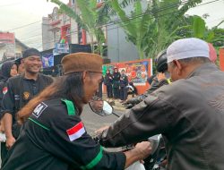 Pagar Nusa Berbagi Takjil Bagi Pengguna Jalan