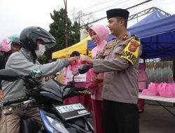 Ramadhan Berbagi, Kapolres dan Ketua Bhayangkari Bagikan Ratusan Takjil