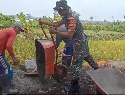 Babinsa dan Masyarakat Kerja Bakti Bangun Jalan Usaha Tani