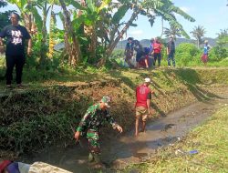 Cegah Banjir, Warga dan Babinsa Bersihkan Saluran Irigasi