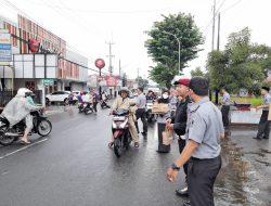 Semarak Ramadhan 1445 H Dan Peringatan HBP KE-60, Lapas Kuningan Bagikan Takjil Gratis kepada Masyarakat Pengguna Jalan